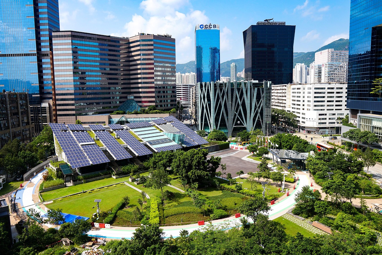 Futuristisch gebouw met groene gevel en zonnepanelen.