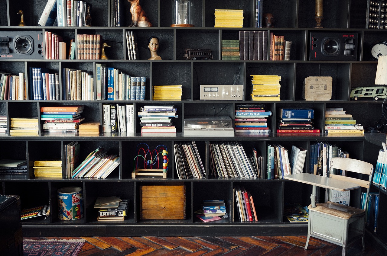 Oude vinylplaten sieren een trendy studiokamer.