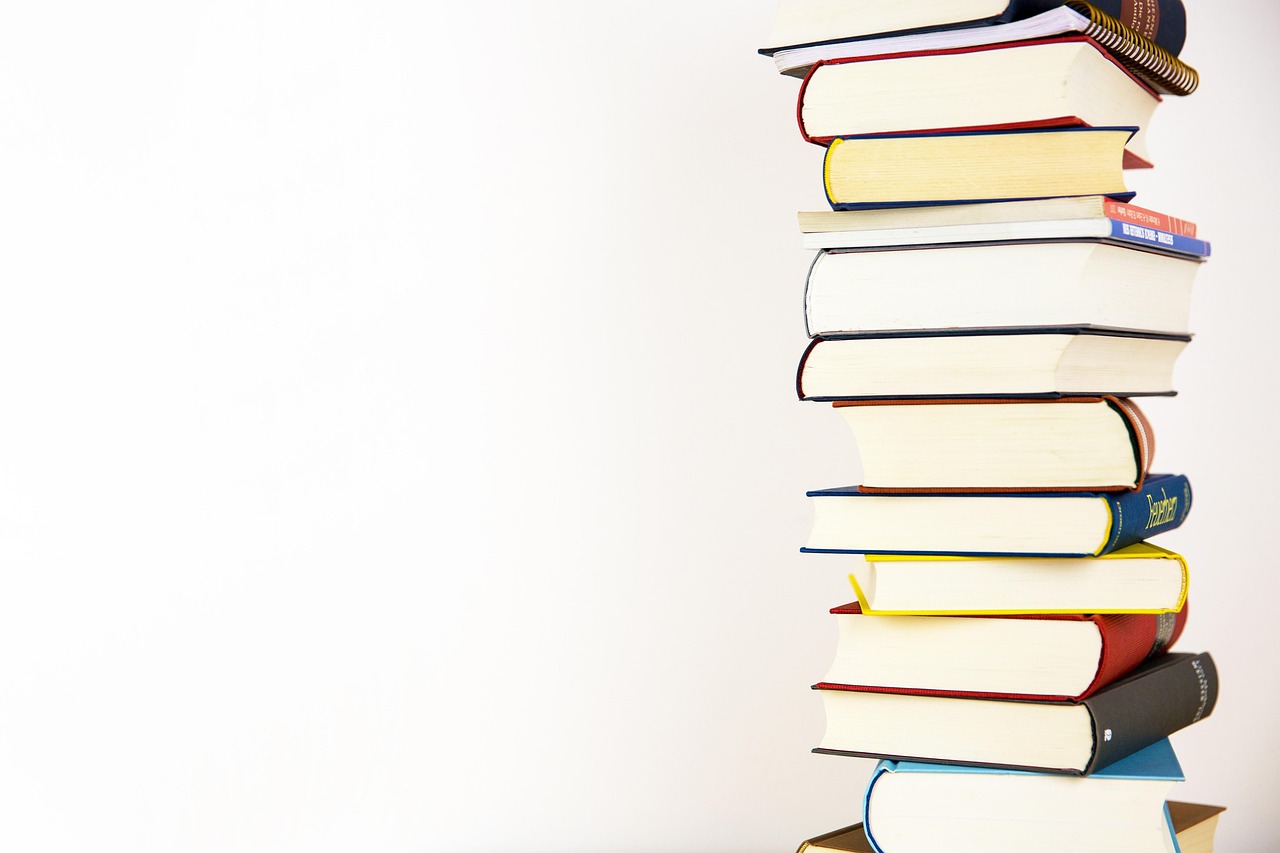 Boekenclub leeshoek met kleurrijke zomerse kussens. Boekenclub leeshoek met kleurrijke zomerse kussens.