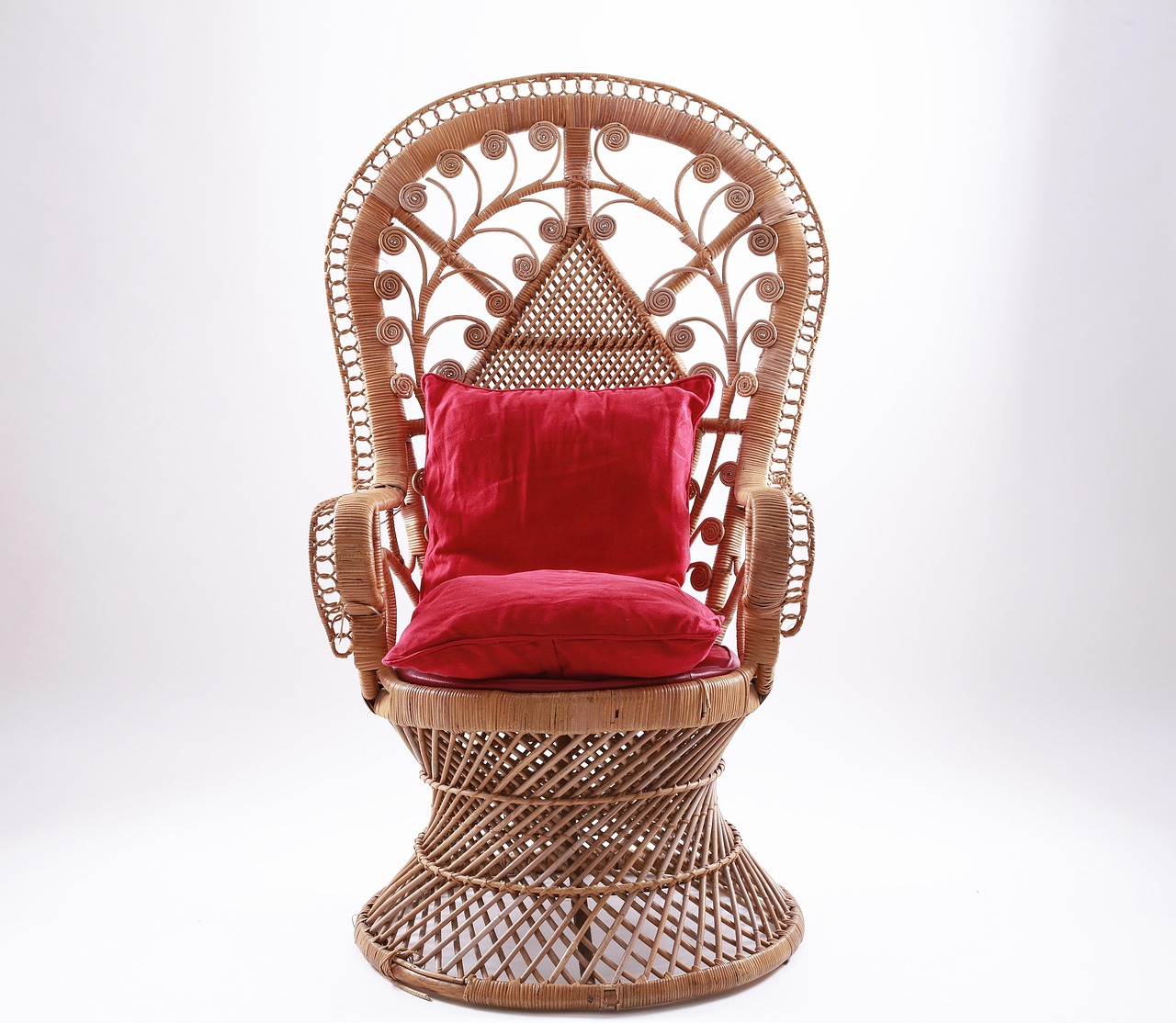 Knusse rotan loungeset met kleurrijke kussens. Knusse rotan loungeset met kleurrijke kussens.