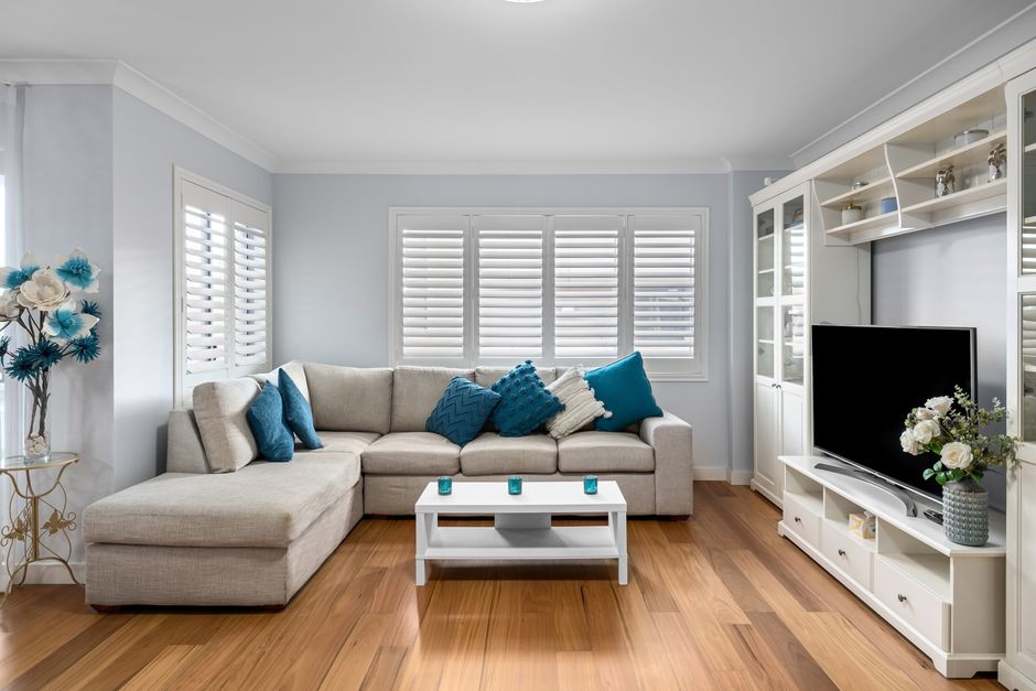 Blauw interieur met minimalistische Scandinavische meubels. Blauw interieur met minimalistische Scandinavische meubels.