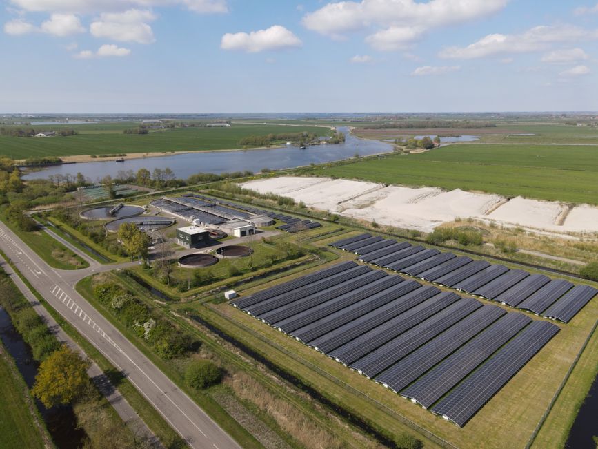 Technicus installeert zonne-energiesysteem efficiënt. Technicus installeert zonne-energiesysteem efficiënt.