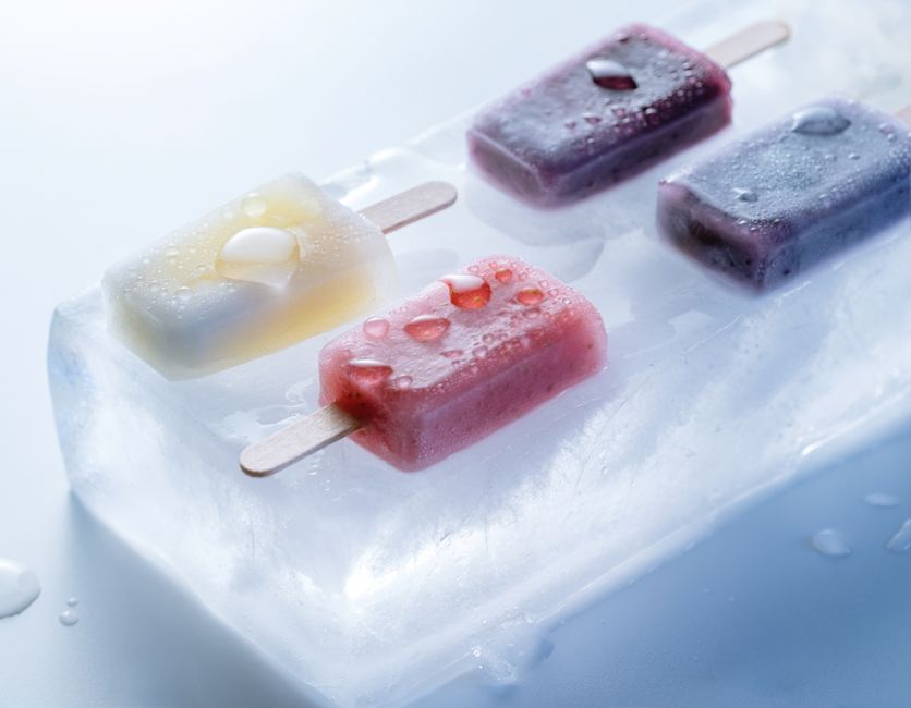Zomers speelplezier met zelfgemaakte kleurrijke ijslollies.