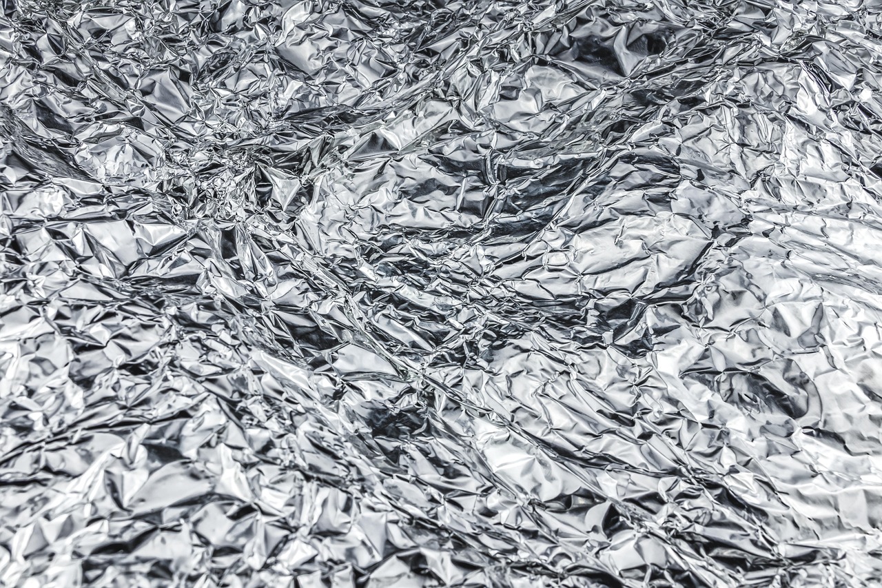 Vergelijking dikte van aluminium en plexiglas.