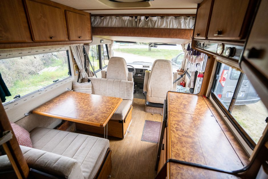Houten caravanmeubels met trendy herfstaccesoires.