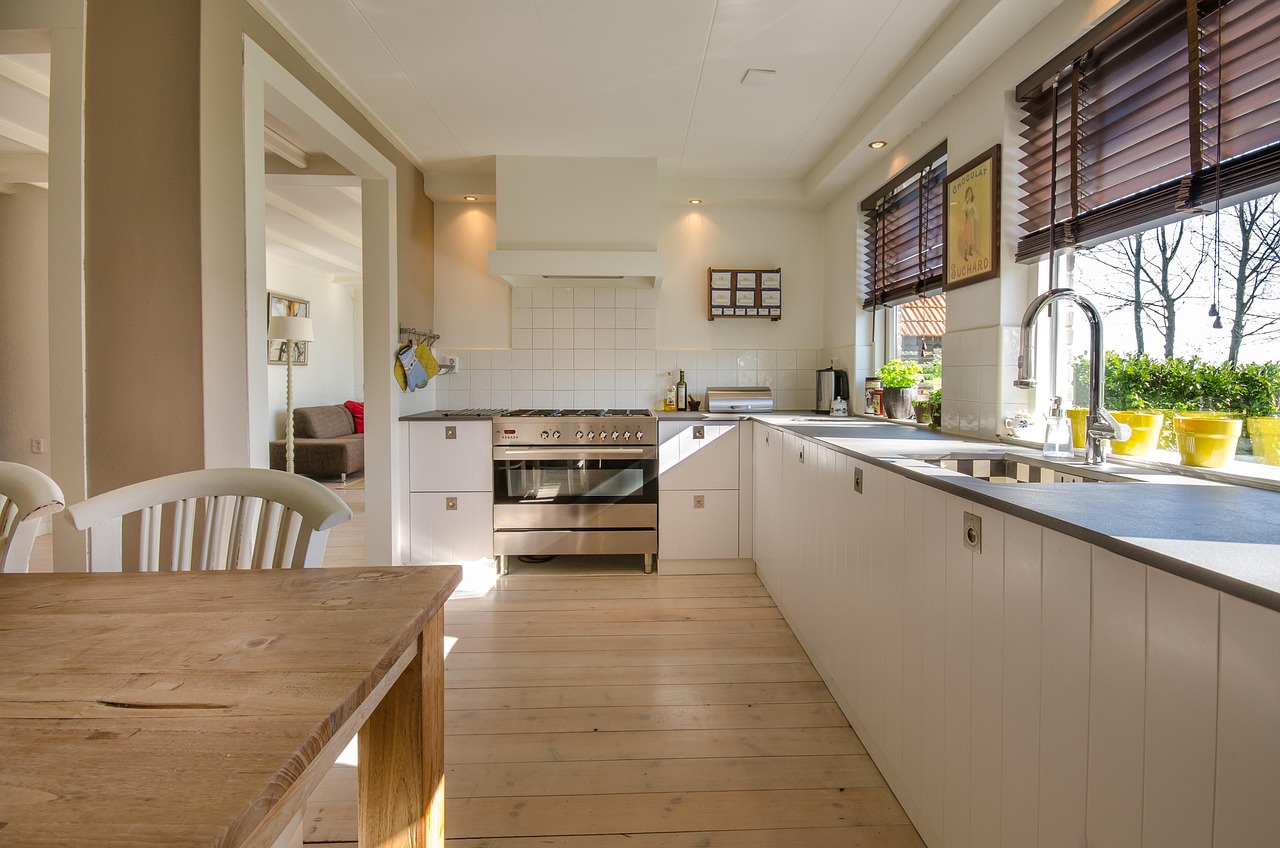 Open kast in woonkamer met herfstige sferen.