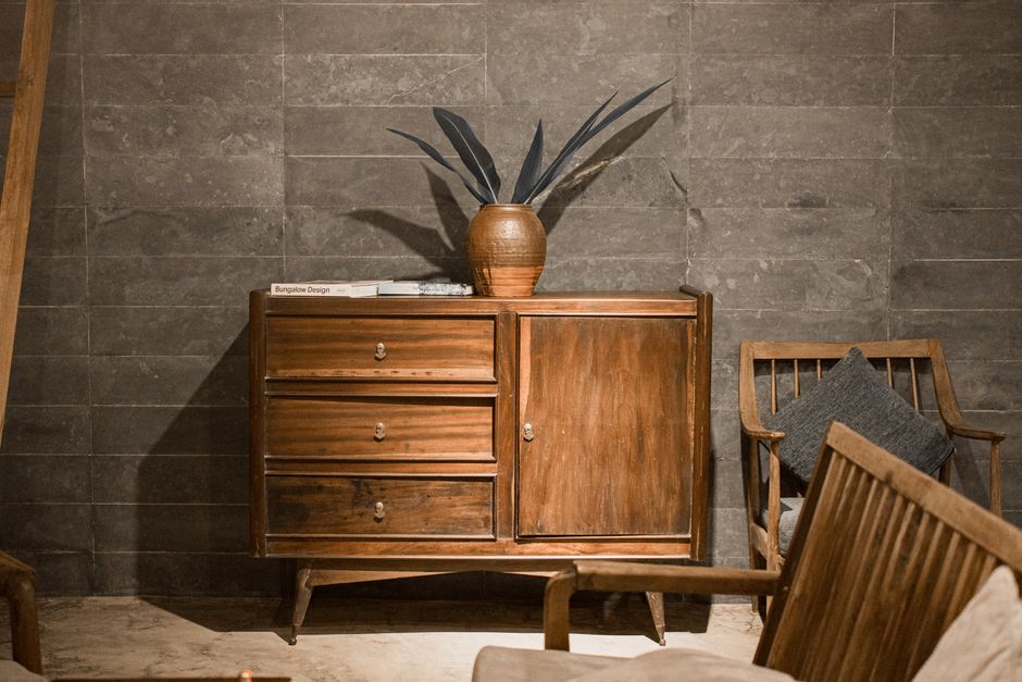 Wandplank van hout met planten en boeken. Wandplank van hout met planten en boeken.