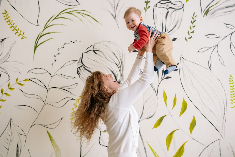 Zachte pastelkleuren fotobehang in kinderkamer.