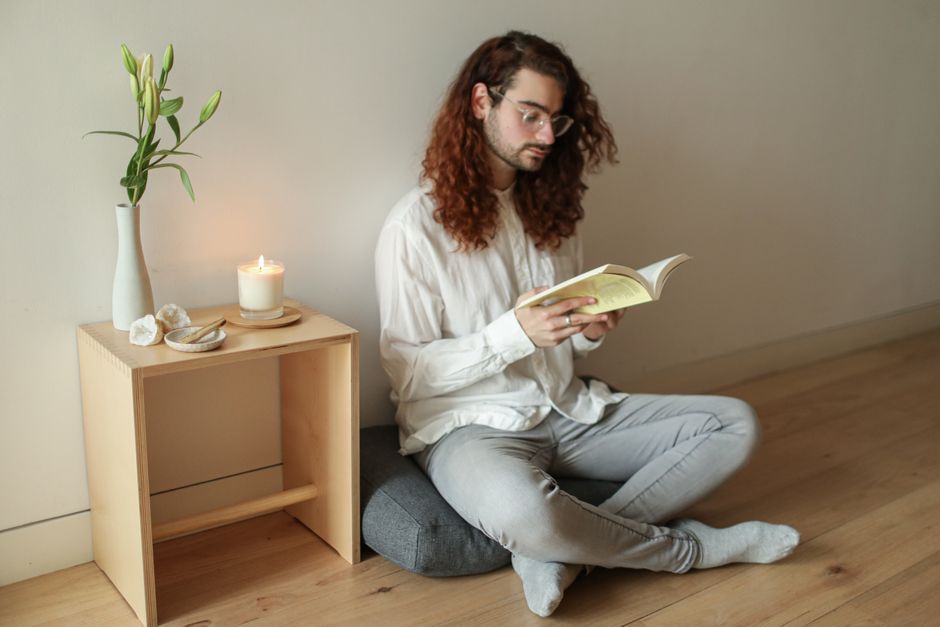 Kleurrijke meditatiehoek met serene verlichting.